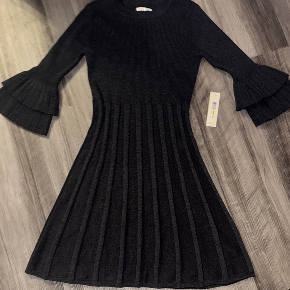 Eliza J Dresses & Skirts - NEW Eliza J medium $98 grey dress pleated bell sleeve pleats women’s business